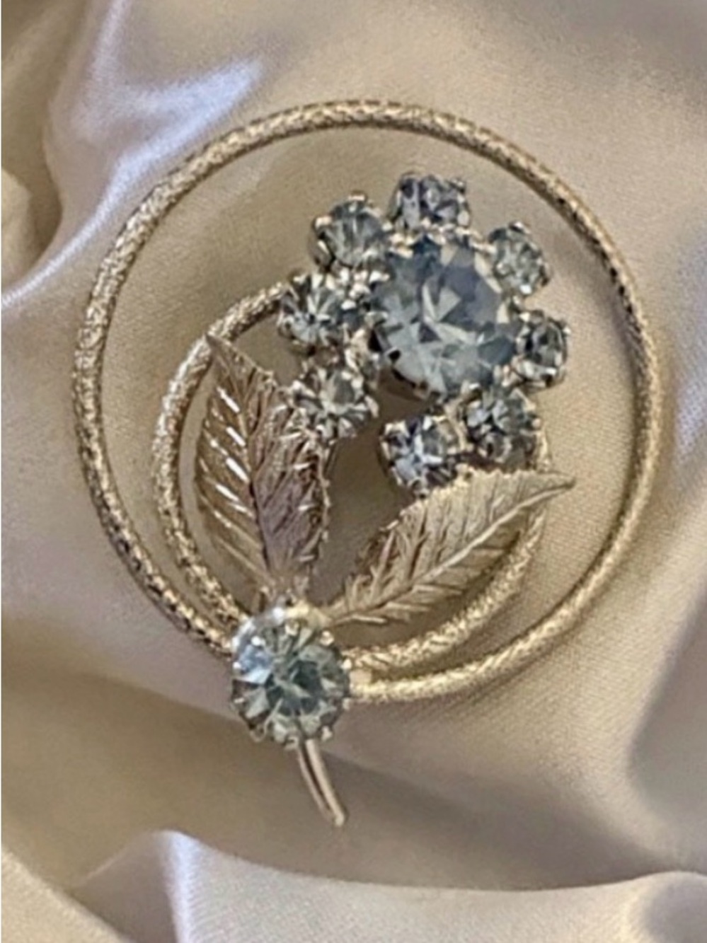 Daisy Vintage-Inspired Silver and Blue Floral Brooch